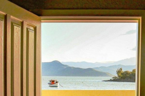 Casa pé na areia com vista especial do pôr do sol.